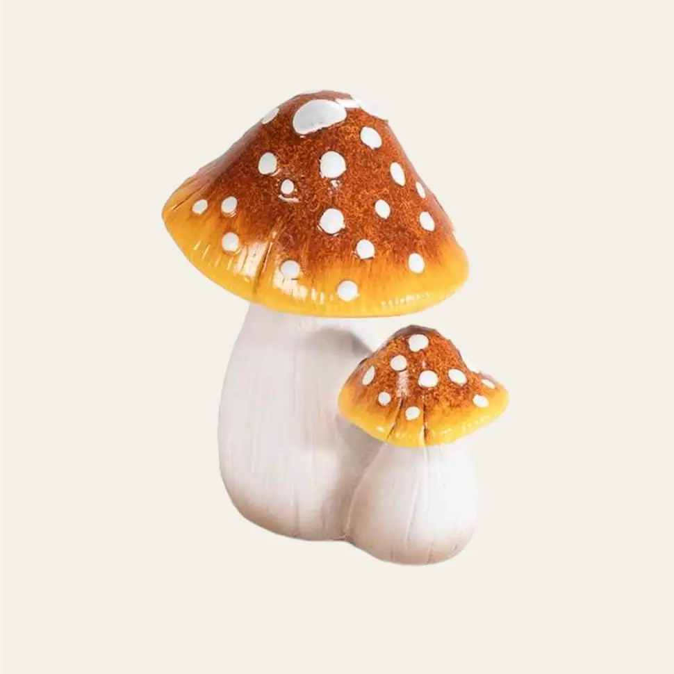 Funghi in terracotta marroni alti